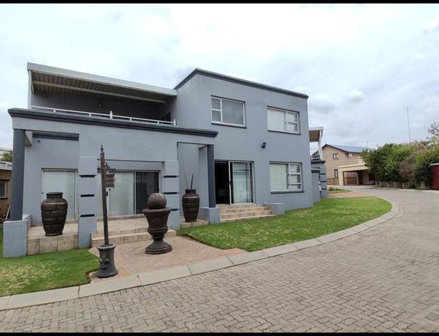 5 BEDROOM HOUSE FOR SALE IN MISTY BAY